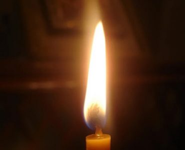 Заговор на деньги на церковную свечу